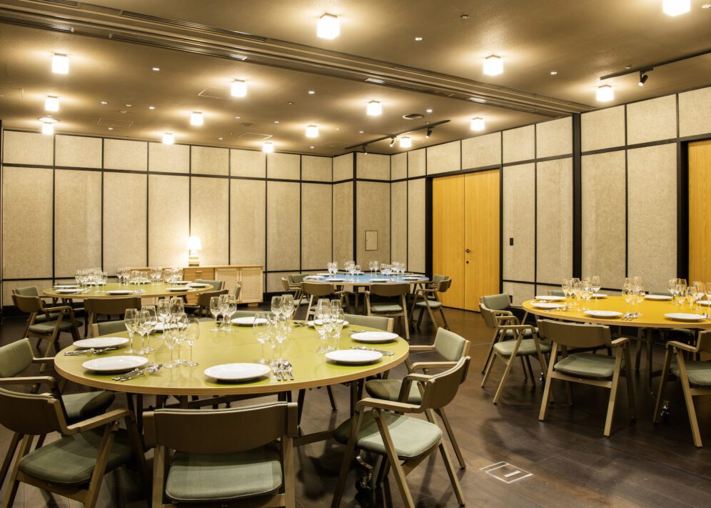 A large room that provides various configuration options, including circular tables with lots of seats